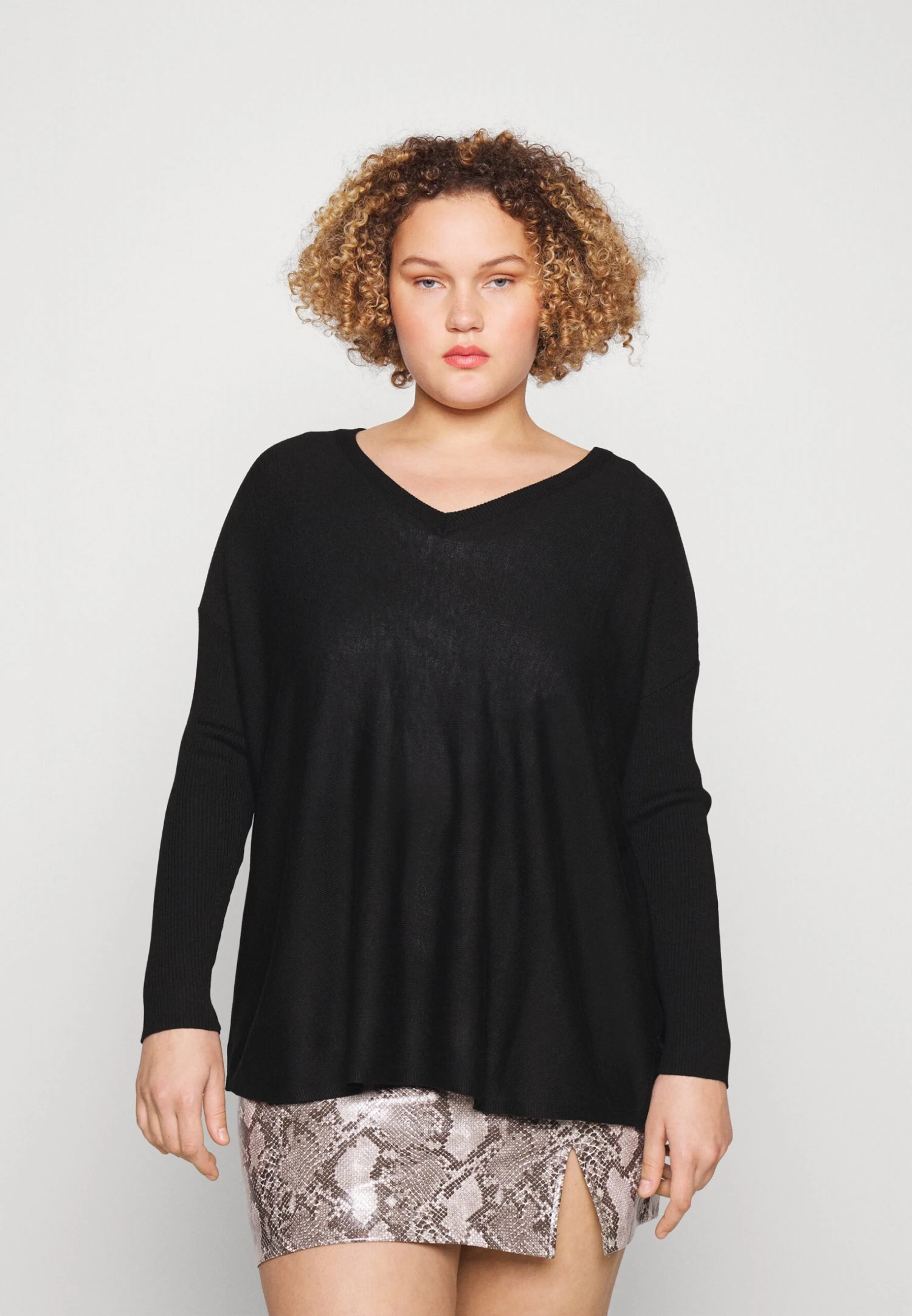Plus Size - Pullover - Black 3 Plus Size - Pullover - Black