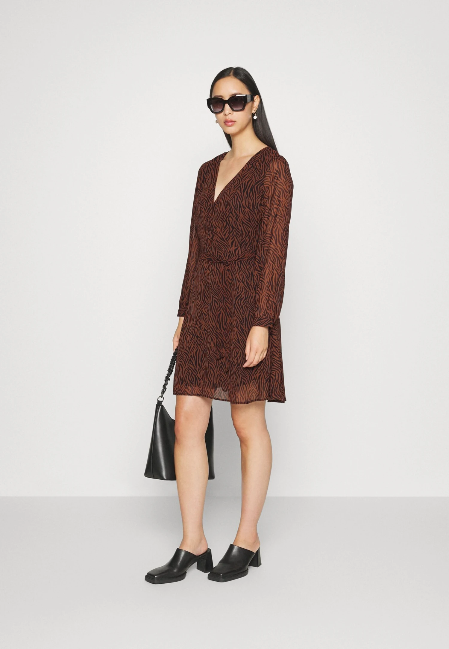 Anna Field Robe De Jour - Black/Beige 4 Anna Field Robe De Jour - Black/Beige – Image 2