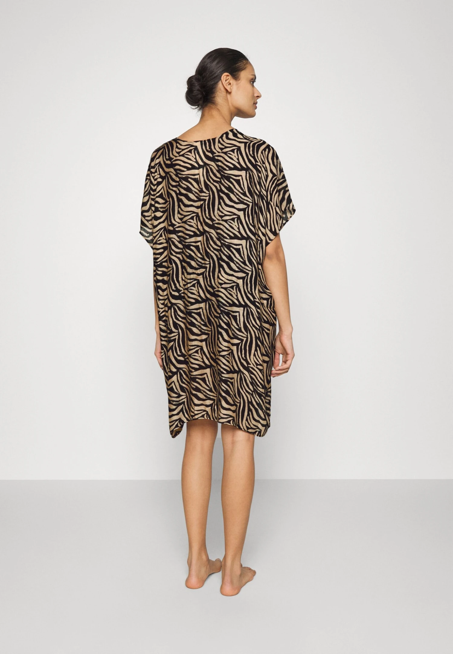 Anna Field Printed Short Kimono / 606 - Khaki_003 - Off-White - Accessoire De Plage - Black/Tan 5 Anna Field Printed Short Kimono / 606 - Khaki_003 - Off-White - Accessoire De Plage - Black/Tan – Image 3